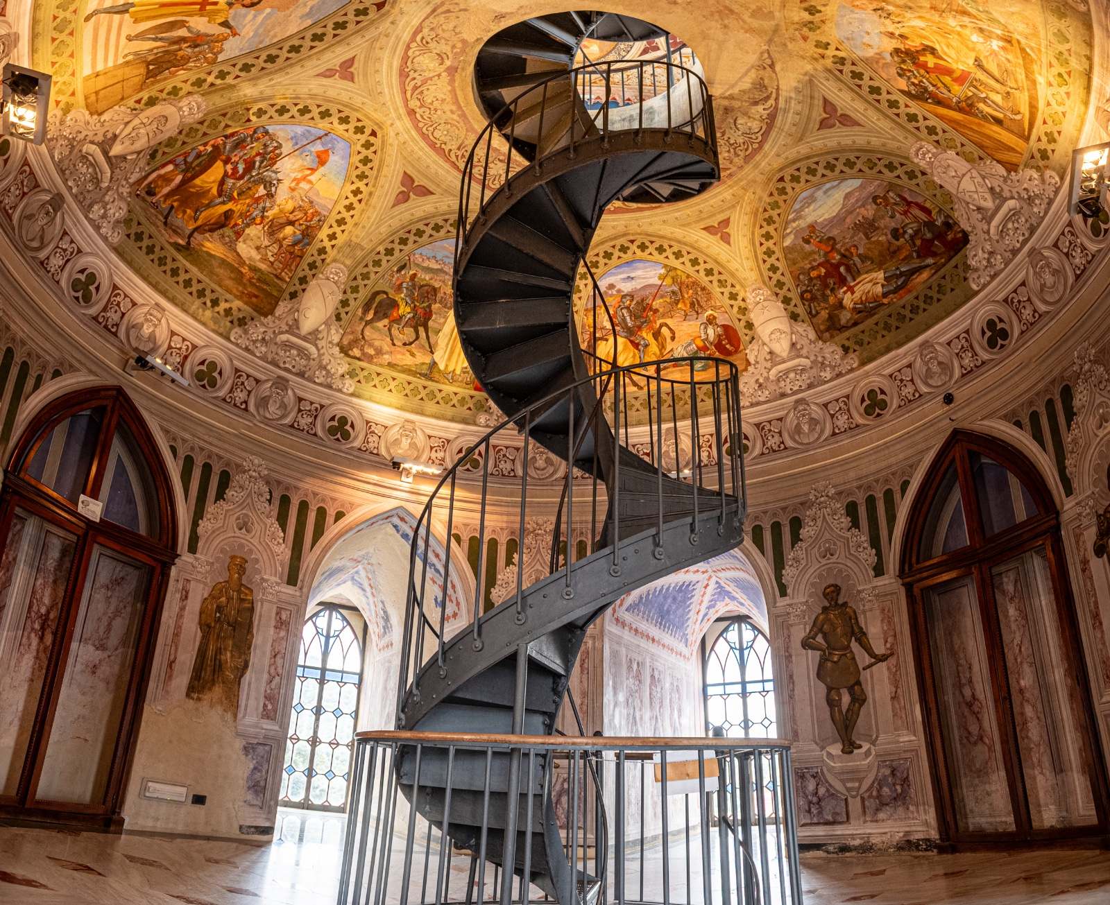 La scala a chiocciola in ferro della Torre Mastio, sotto la cupola affrescata del Castello Ducale di Corigliano