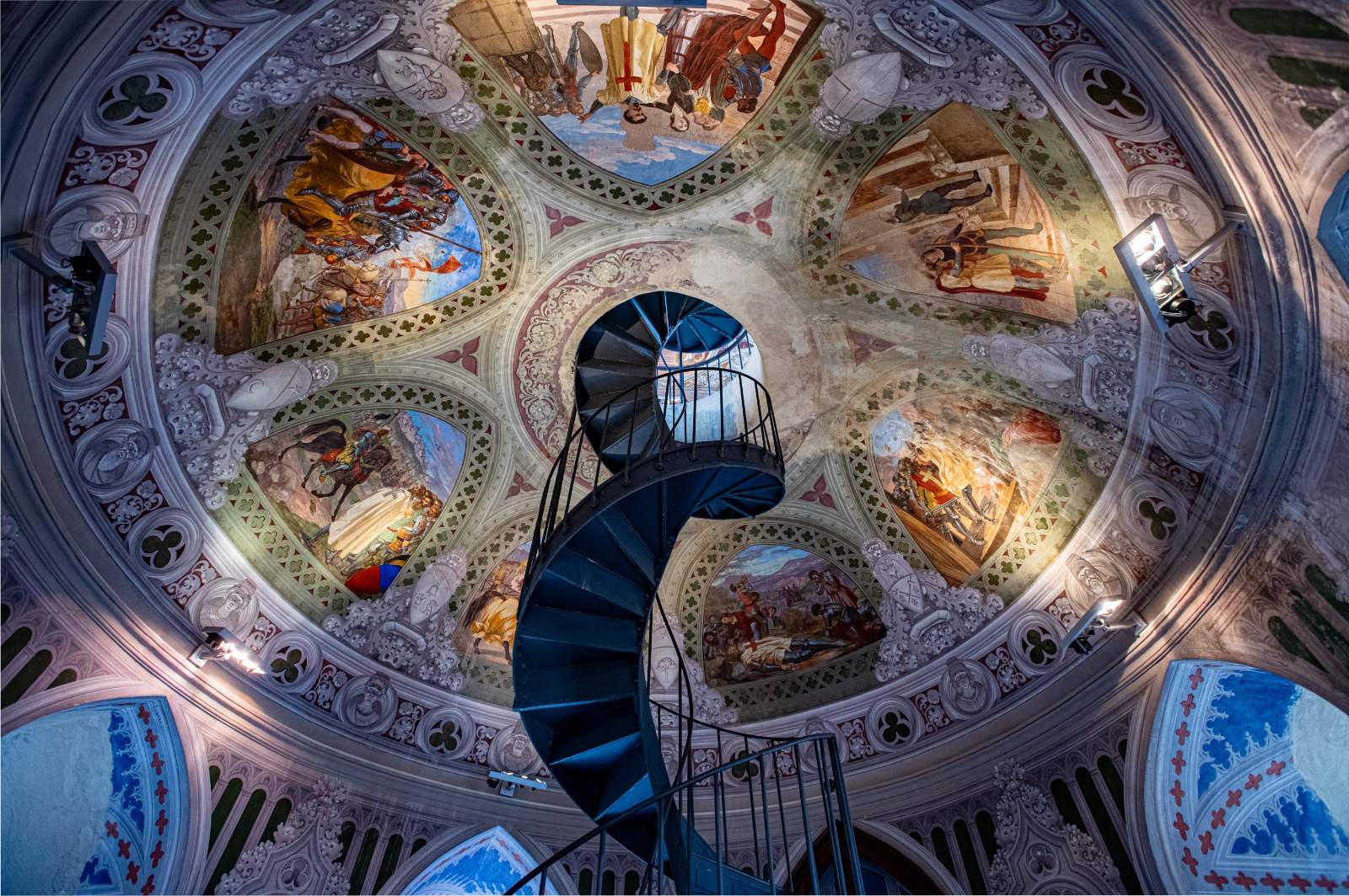 La cupola affrescata della Torre Mastio vista dal basso, con la scala a chiocciola che sale verso l'alto