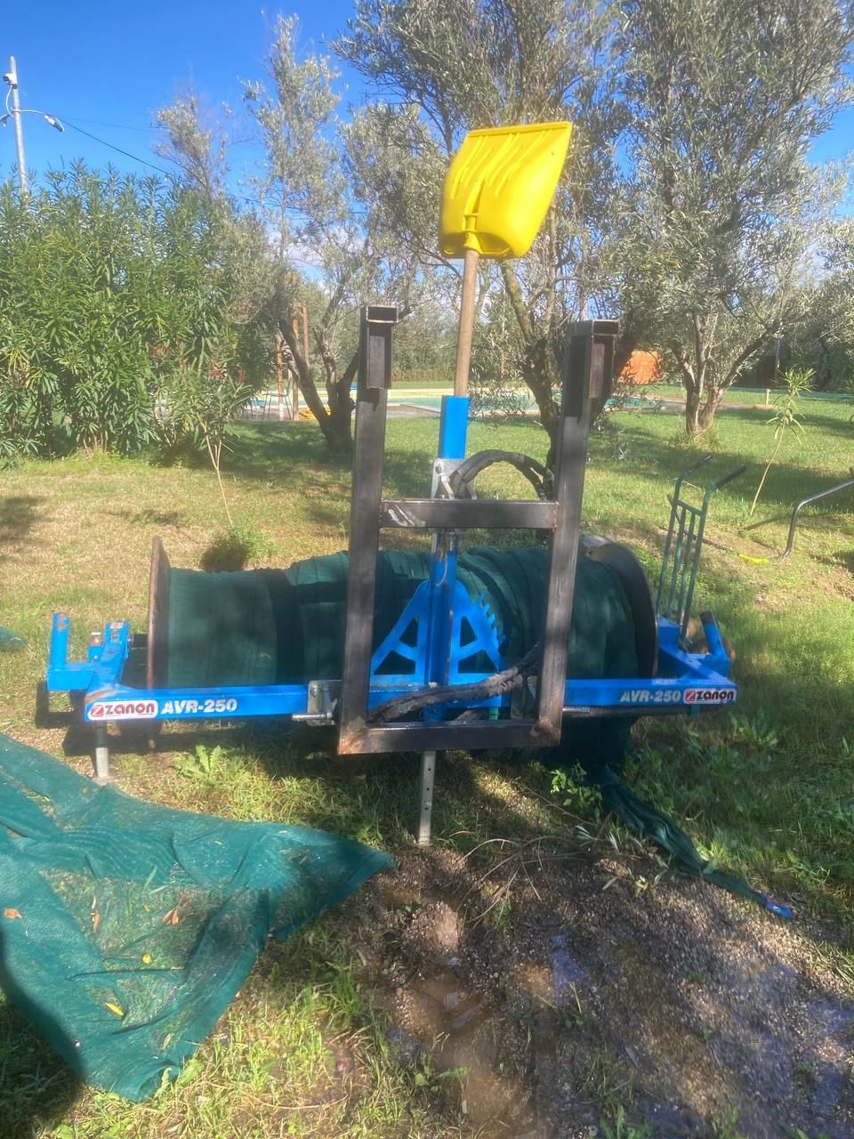Il rullo blu per le reti montato sulla struttura nera costruita da noi, agganciata al muletto