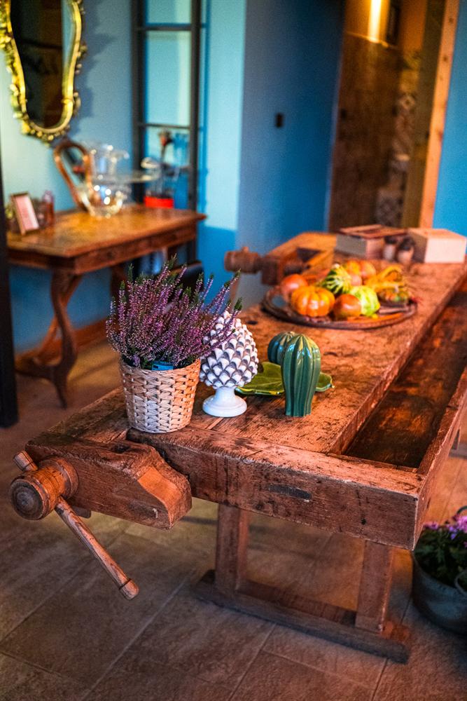 Il banco da falegname con la morsa, l'erica e le zucche decorative