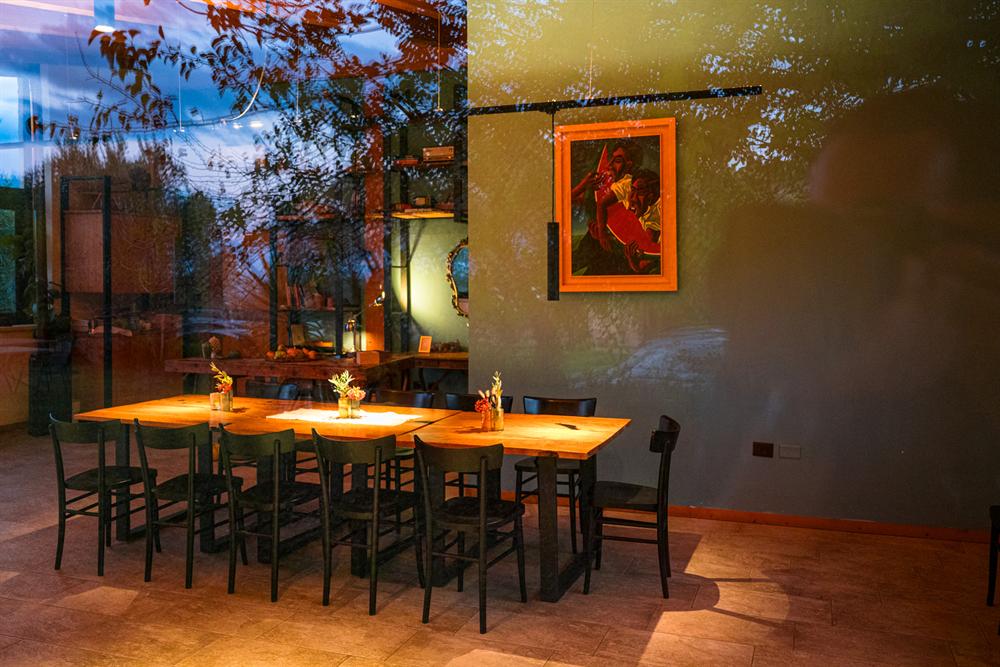 Il tavolo della sala visto attraverso il vetro, con riflessi
