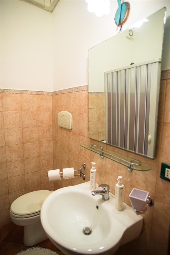 Lavabo, specchio e sanitari di un bagno